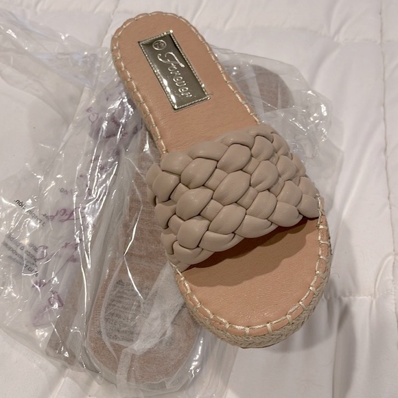 Shoes - Brand new sandals 7.5❤️